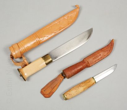 COUTEAUX Deux couteaux de trappeurs lapons. 

Monture en laiton Poignées en bois...