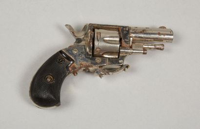 ARMES Revolver Bulldog, 6 coups, calibre 6 mm. 

Détente pliante. 

Finition nickelée....