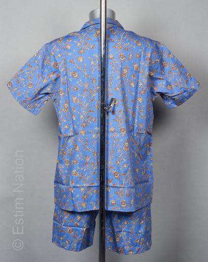 Christian DIOR Monsieur PYJAMA en coton imprimé d'un motif floral sur fond bleu :...