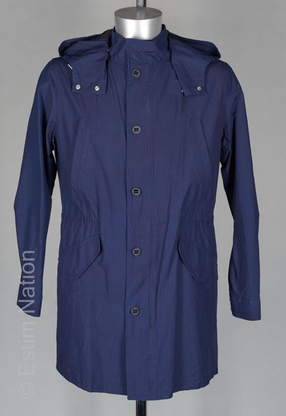 The KOOPLES PARKA à capuche amovible en coton marine, quatre poches, zips, simple...