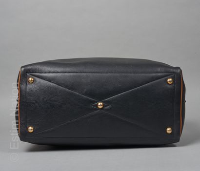 HERMES (1986) 
SAC DE VOYAGE "VICTORIA" en veau noir et box gold, doublure entoilée,...