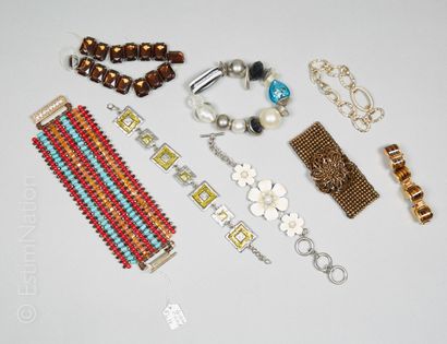 DOLCE VITA, ANONYME QUINZE BRACELETS en métal, perles et résine divers (sans garantie...