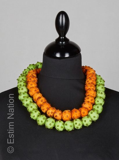 TUDI BILLO FELT CINQ COLLIERS en boules laineuses et perles en verre : orange, vert...