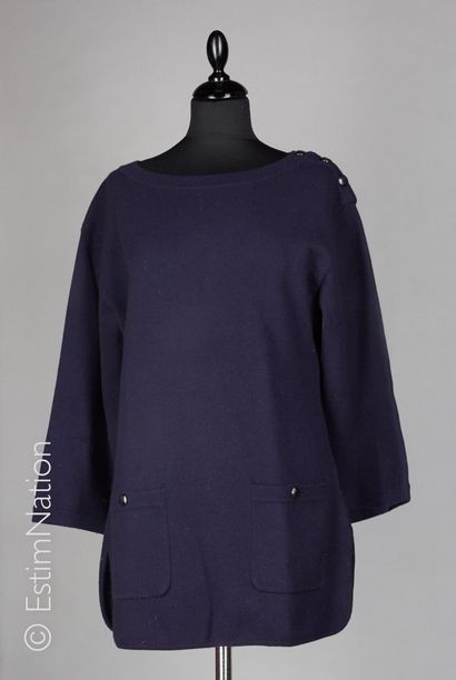 CHANEL (COLLECTION AUTOMNE HIVER 2013/14) Navy wool and cashmere TUNIC, left shoulder...