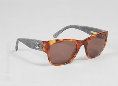 CHANEL PAIRE DE LUNETTES DE SOLEIL en bakélite façon écaille, branches façon denim...