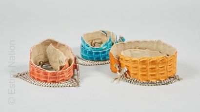 CALUKA SAINT TROPEZ TROIS CEINTURES en crocodile et strass : orange, bleu et safran...