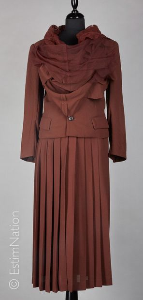 COMME DES GARCONS (COLLECTION HIVER 1995) ENSEMBLE en crêpe chocolat, courte veste...