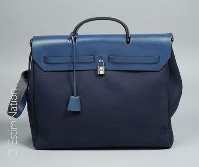 HERMES (2002) SAC "HERBAG" en veau et toile bleue, bandoulière (35 x 37 x 13 cm)...