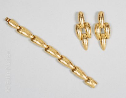 ESCADA PARURE en métal doré articulé à décor de poissons stylisés : bracelet et pendants...