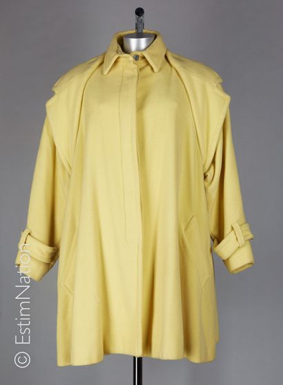 CHANTAL THOMAS CIRCA 1990 MANTEAU d'inspiration houppelande en lainage jaune pâle,...
