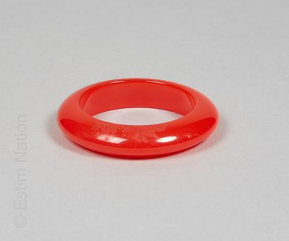 Bracelet Bracelet jonc en bakélite rouge. 

Diamètre bracelet : 6,4 cm