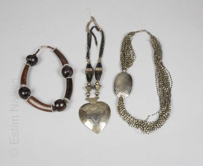 ANONYME TROIS COLLIERS dans le gout ethnique en métal, bois et perles diverses (sans...
