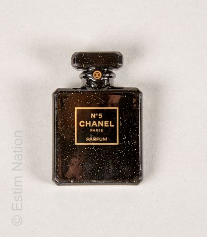 CHANEL (2021) BROCHE figurant le flacon de parfum N°5 en verre noir pailleté or (état...