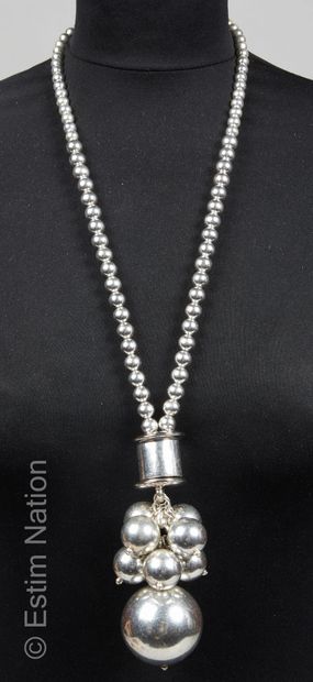 SAUTOIR. ANNEES 80'S Long sautoir en métal composé de perles retenant en pampille...