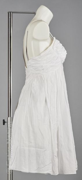 PRADA (COLLECTION PRINTEMPS-ETE 2006) ROBE en coton drapé blanc à fines bretelles,...