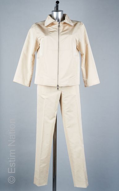 PRADA ENSEMBLE en soie mélangé chatoyant ivoire, veste zippée, deux poches, pantalon...