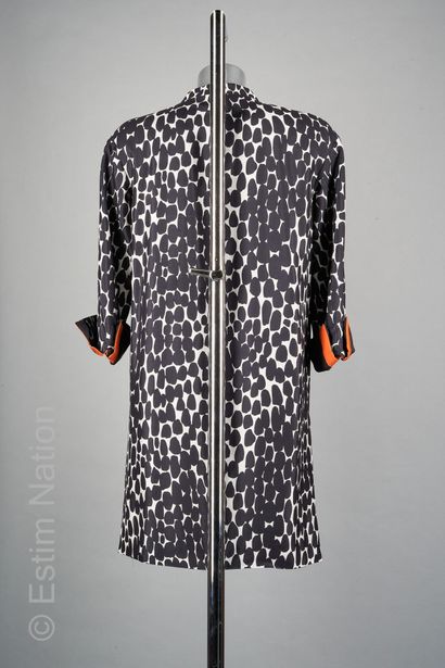 GUCCI PAR FRIDA GIANNINI (2007) Black and white printed silk coat, orange collar...