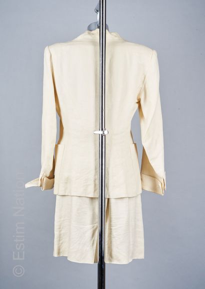 HERMES ENSEMBLE en lin blanc cassé : veste à trois poches, jupe droite (T 44) (jaunissements...