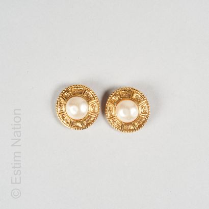 CHANEL Vintage PAIRE DE CLIPS D'OREILLES circulaires en métal doré et demi perle...