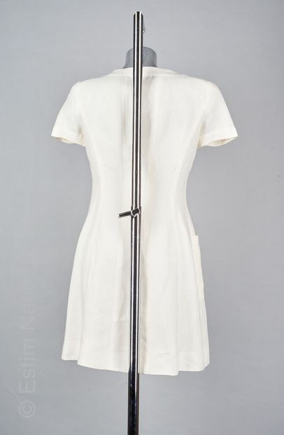 CHANEL BOUTIQUE (COLLECTION PRINTEMPS ÉTÉ 1997) Straight dress in off-white linen,...