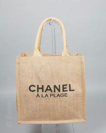 CHANEL (CADEAU VIP 2018) CABAS en ficelle plastifiée imprimé de l'inscription "Chanel...