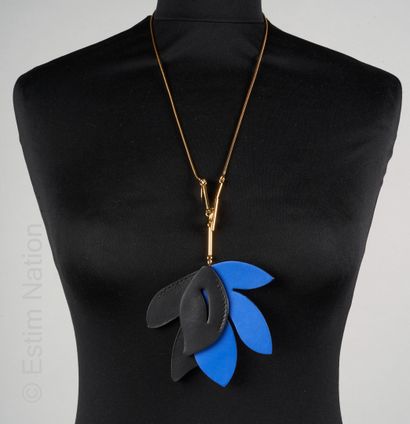 MARNI COLLIER en cuir figurant un motif végétal bleu et noir et sa chaîne tubogaz...
