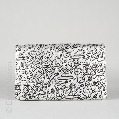 WAW DESIGN POCHETTE à deux soufflets en cuir argenté rebrodé d'inscriptions en arabe...