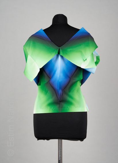 Issey MIYAKE TUNIQUE en polyester architecturé dégradé bleu et vert agrémenté d'une...