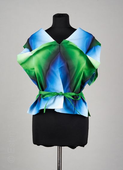 Issey MIYAKE TUNIQUE en polyester architecturé dégradé bleu et vert agrémenté d'une...