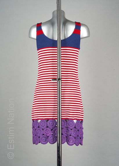 PRADA ROBE marinière en tricot rouge et blanc à bretelles, ourlet en crochet violet...