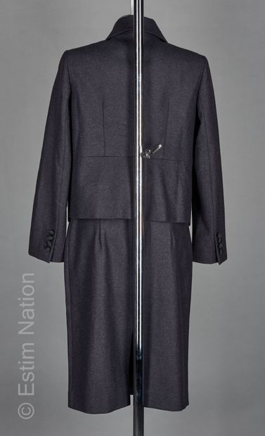 VALENTINO TAILLEUR en laine angora cachemire façon flanelle grise, veste à boutonnage...