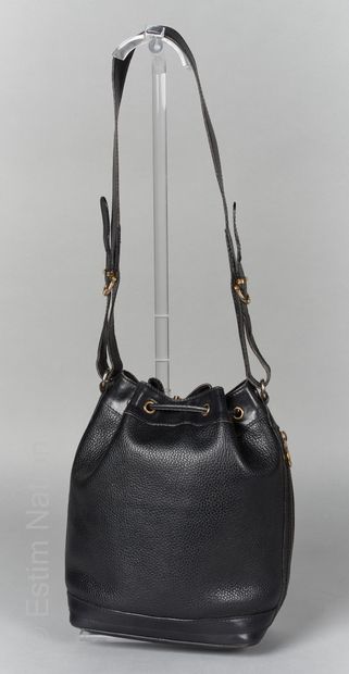 CELINE CIRCA 1992 
Bucket bag in black grained calfskin and calfskin, lining in red...