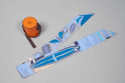 HERMES 
TWILLY en twill de soie imprimé de planches de surf d'un côté, de feuilles...