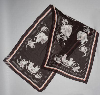 HERMES Paris ECHARPE en coton à décor de calèches (180 x 64 cm) (deux petites taches)...