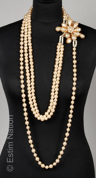 Loris AZZARO SAUTOIR trois rangs de perles fantaisies retenant un large motif en...