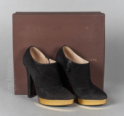 BOTTEGA VENETA Pair of golden wedge shoes in black goat suede (P 37) (box) (small...