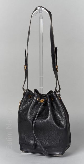 CELINE CIRCA 1992 
Bucket bag in black grained calfskin and calfskin, lining in red...