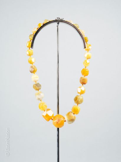COLLIER AGATE Important collier en chute composé de grosses perles d'agate jaune...