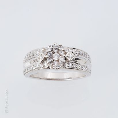 BAGUE EN ARGENT ET DIAMANTS Silver ring (925 thousandths) godronné, centered of a...