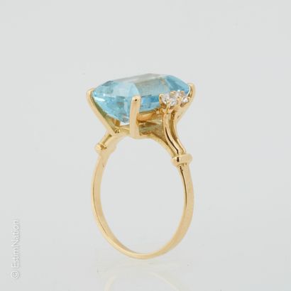 BAGUE OR AIGUE MARINE 18K (750°/00) yellow gold ring set with a degree-cut aquamarine...