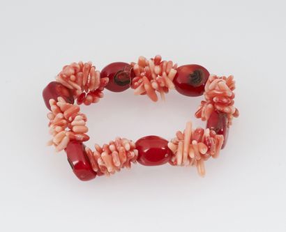 BRACELET CORAIL Bracelet extensible de corail et de bambou de mer teinté.