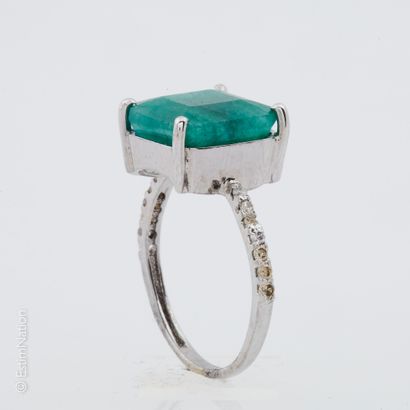 BAGUE ARGENT ET ÉMERAUDE Silver ring (925 thousandths), decorated with a square emerald...