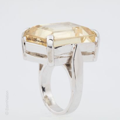 BAGUE ARGENT ET CITRINE Silver ring (925 thousandths), decorated with a large rectangular...