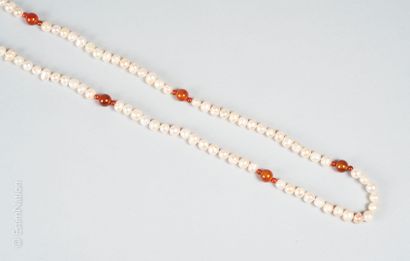 SAUTOIR PERLES Long sautoir de perles de culture alternées de perles de cornaline....