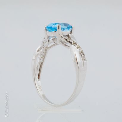 BAGUE OR GRIS, TOPAZE BLEUE ET TOPAZES BLANCHES Ring in white gold 9K (375 thousandths),...