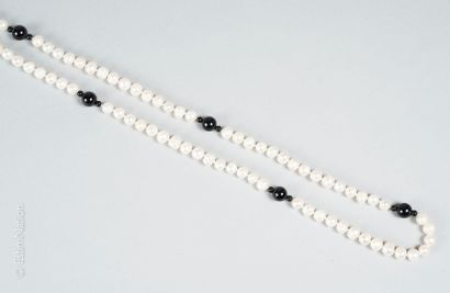SAUTOIR PERLES Long sautoir de perles de culture alternées de perles d'agate. 

Longueur...