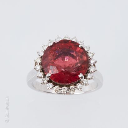 BAGUE OR GRIS, TOURMALINE ROSE ET DIAMANTS Bague en or gris 18K (750 millièmes) ornée...