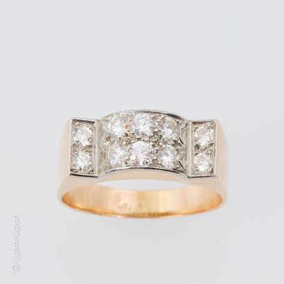 BAGUE TANK OR Tank ring in 18K (750°/00) gold and platinum (900°/00), decorated on...