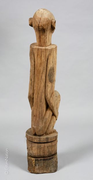 BORNEO, KALIMANTAN - DAYAK BORNEO, KALIMANTAN - DAYAK 
 
Sujet en bois sculpté représentant...