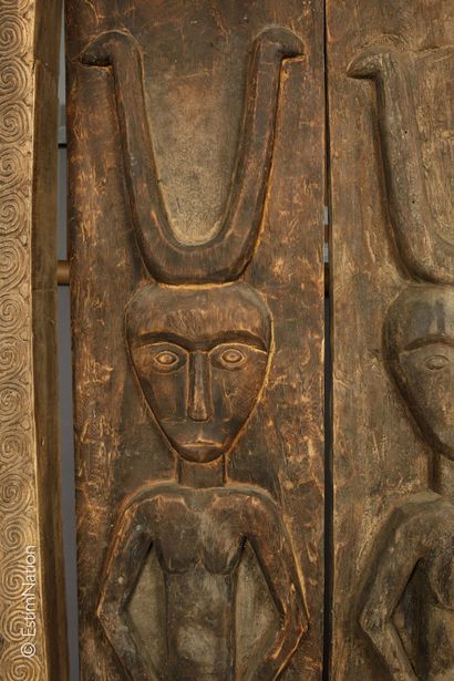 TIMOR TIMOR



Porte en bois sculpté à deux ventaux, les montants à décor de volutes...